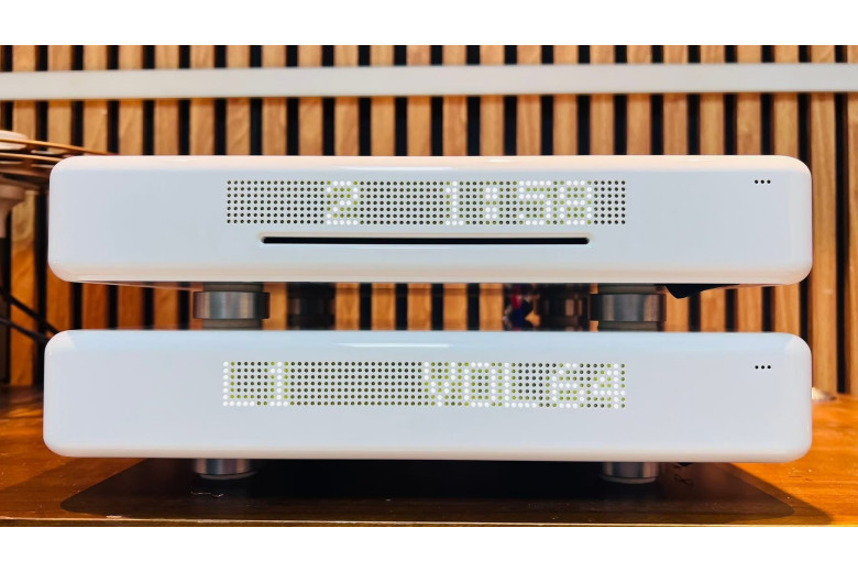 Roksan oxygene Amplifier & CD player vs Roksan darius S1 Roksan oxygene Amplifier & CD player vs Roksan darius S1