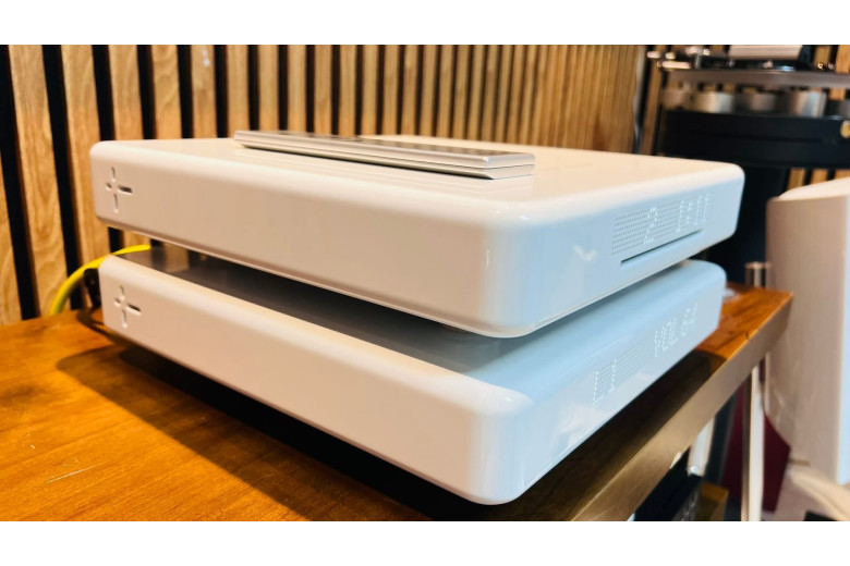 Roksan oxygene Amplifier & CD player vs Roksan darius S1 Roksan oxygene Amplifier & CD player vs Roksan darius S1